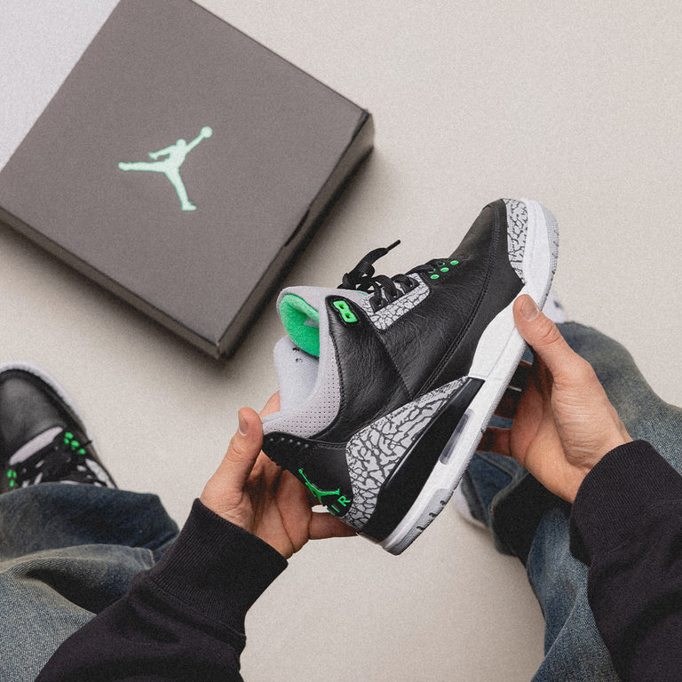 Nike Air Jordan 3 Retro Green Glow CT8532_031 in Hands Box