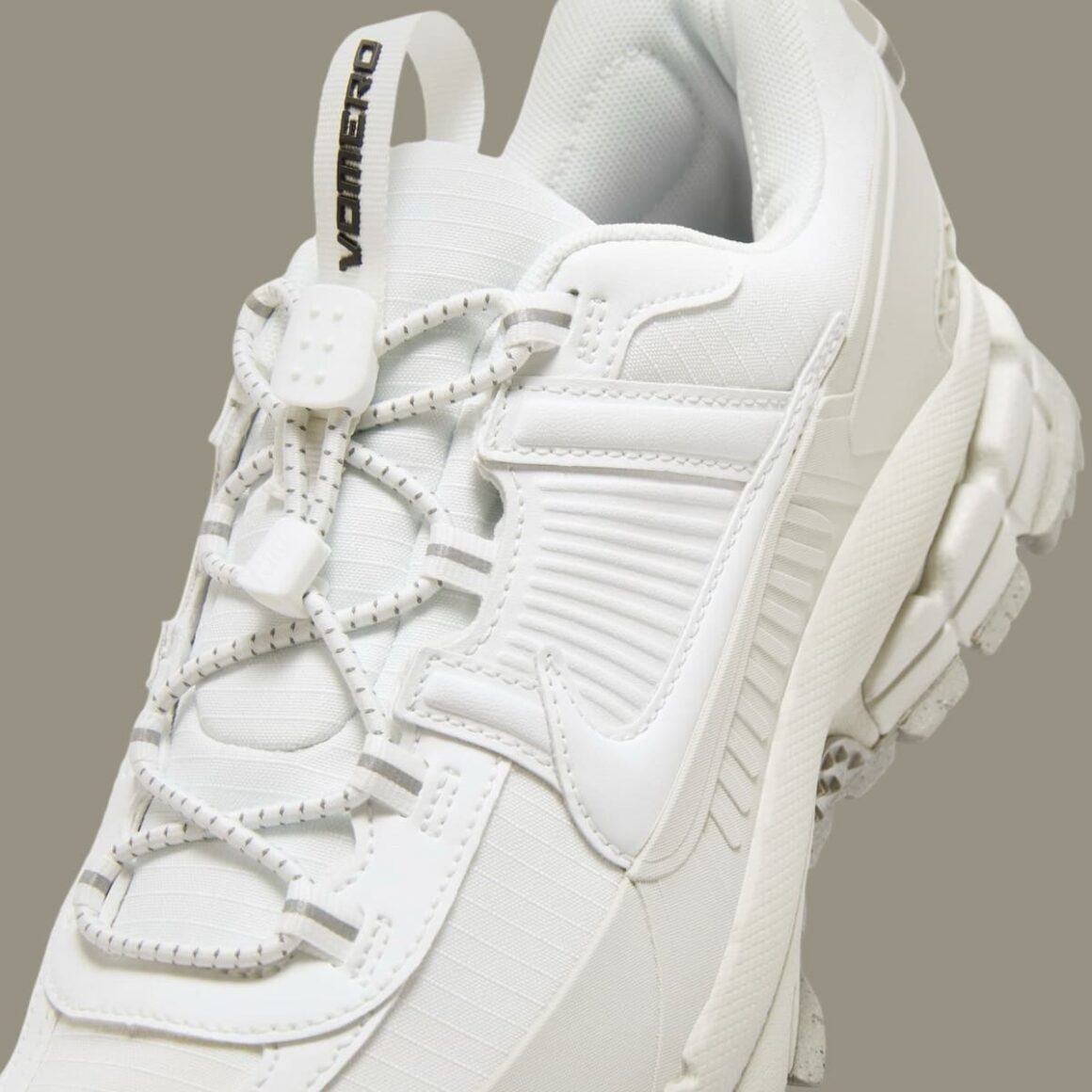 Nike Zoom Vomero Roam Summit White Light Bone HV5951-100 Detail Toggle Laces